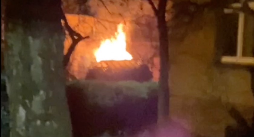 Pożar altanki w Jeleniej Górze przy ulicy Żeromskiego. Zobacz nagranie