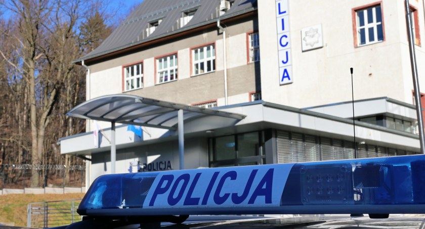Zobaczył policjantów i wyrzucił w krzaki narkotyki