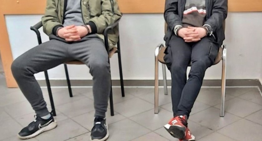 Dwóch poszukiwanych w jednym samochodzie
