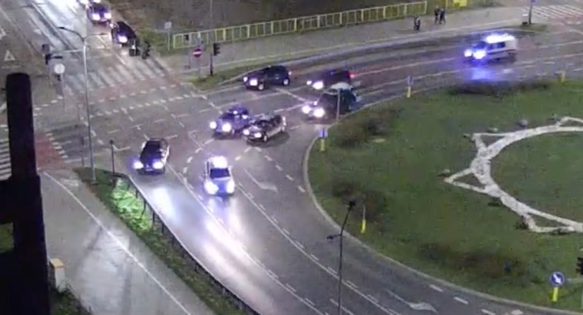 Eskortowali do szpitala samochód z dzieckiem z urazem głowy. Zobacz nagranie