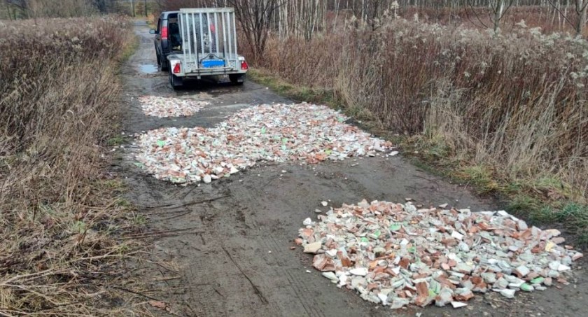 Wyrównał drogę gruzem. Dostał mandat od Straży Miejskiej