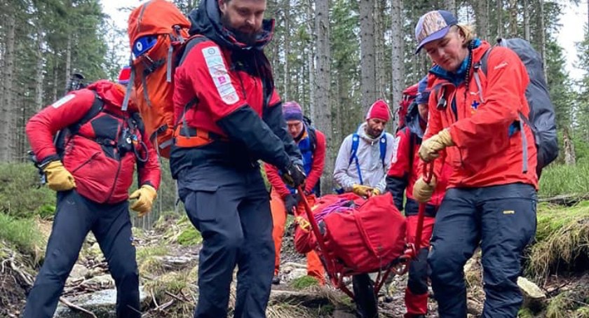 Warunki na górskich szlakach zaskakują. Turyści ślizgają się na lodzie