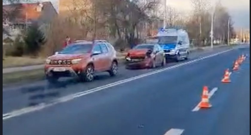 Utrudnienia na ulicy Sobieszowskiej po zderzeniu dwóch pojazdów