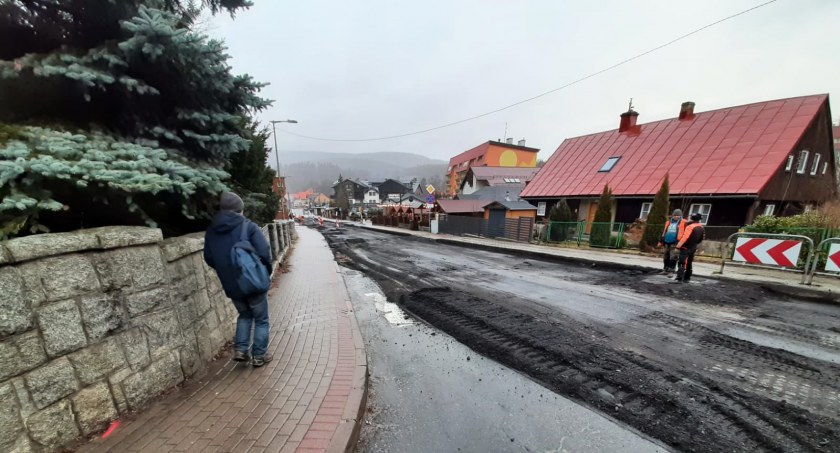 Uwaga kierowcy! Rozpoczął się remont ul. 1 Maja w Szklarskiej Porębie