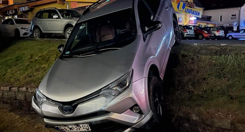 W Szklarskiej Porębie auto wjechało do strumienia. Wyciekło paliwo.