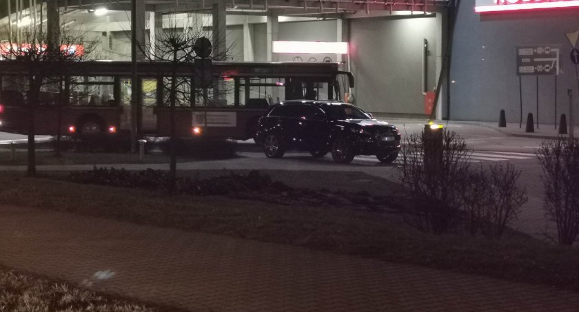 Autobusy nie wjadą na dworzec, bo mistrz parkowania tak zaparkował swoje Audi