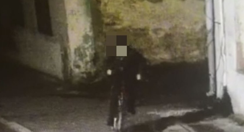 Kamera nagrała jak odjeżdżał skradzionym rowerem