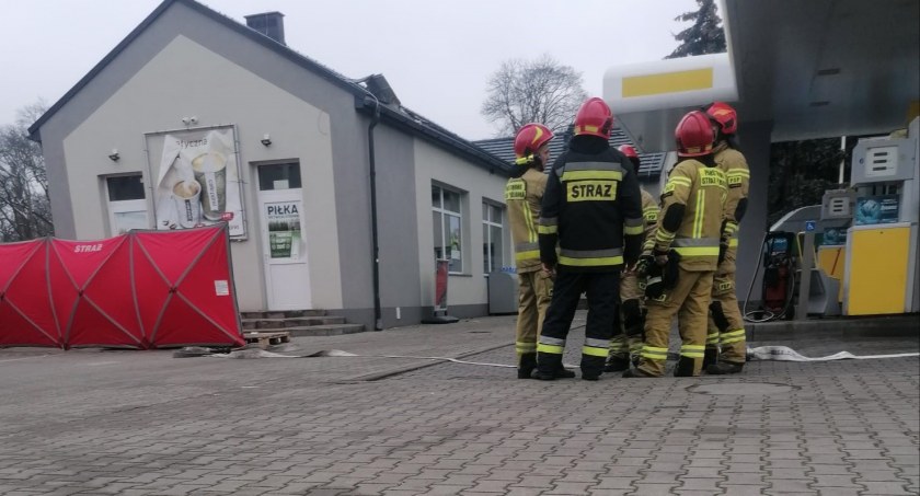 Jedna osoba nie żyje, a dwie są w szpitalu po wybuchu na stacji paliw