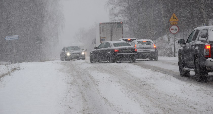 Paraliż na drogach w regionie. Śnieg w środku zimy zaskoczył drogowców
