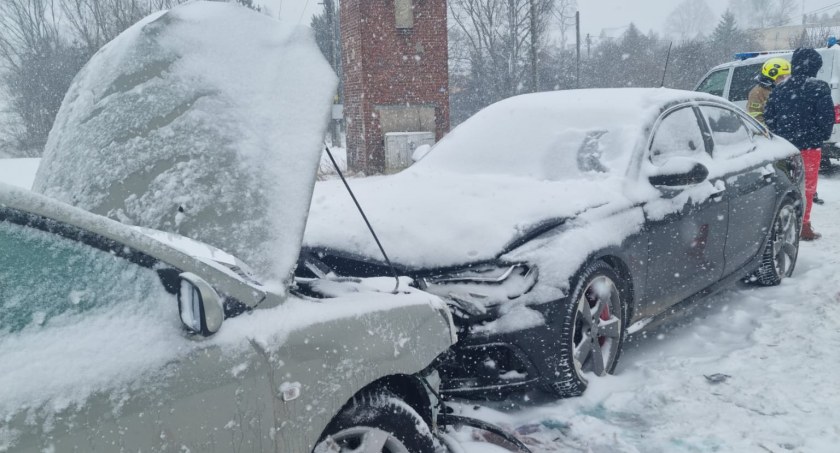 Wciąż niebezpiecznie na drogach. Czołowe zderzenie w Lubomierzu. 