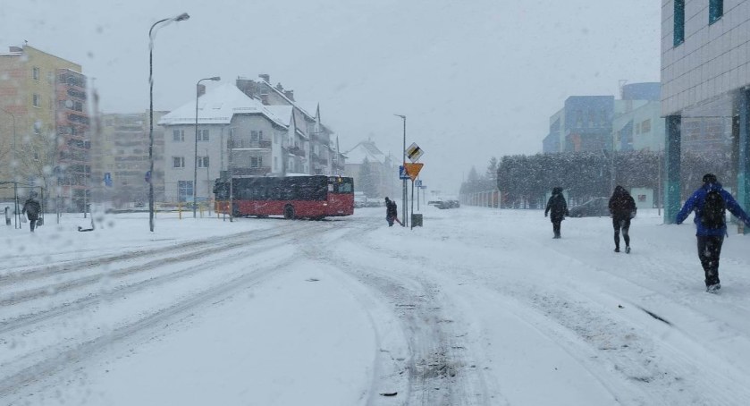Śnieg uniemożliwia kursowanie niektórych autobusów MZK