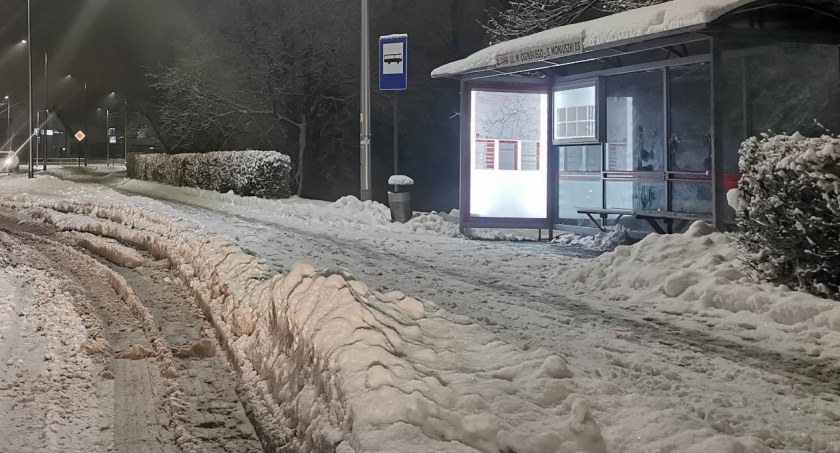 Zatoki autobusowe zasypane śniegiem. Autobusy muszą stawać na jezdni