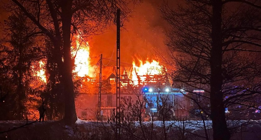 Potężny pożar domu w Starej Kamienicy. Trwa akcja gaśnicza
