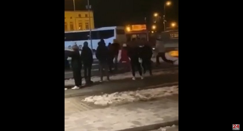 Bijatyka na dworcu PKS w Jeleniej Górze. Szokujące nagranie.