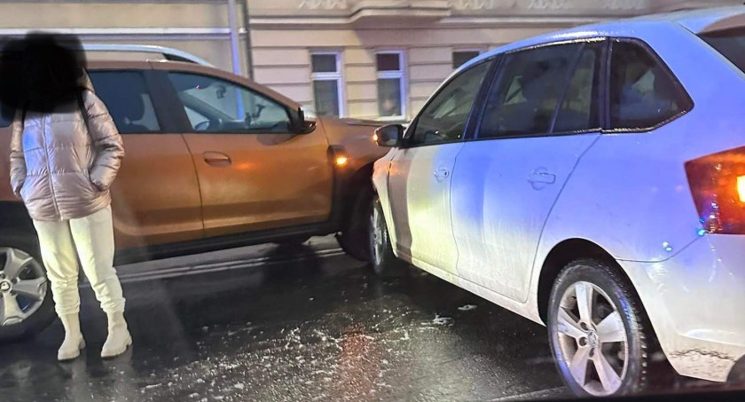 Utrudnienia przy Małej Poczcie. Zderzyły się dwa samochody
