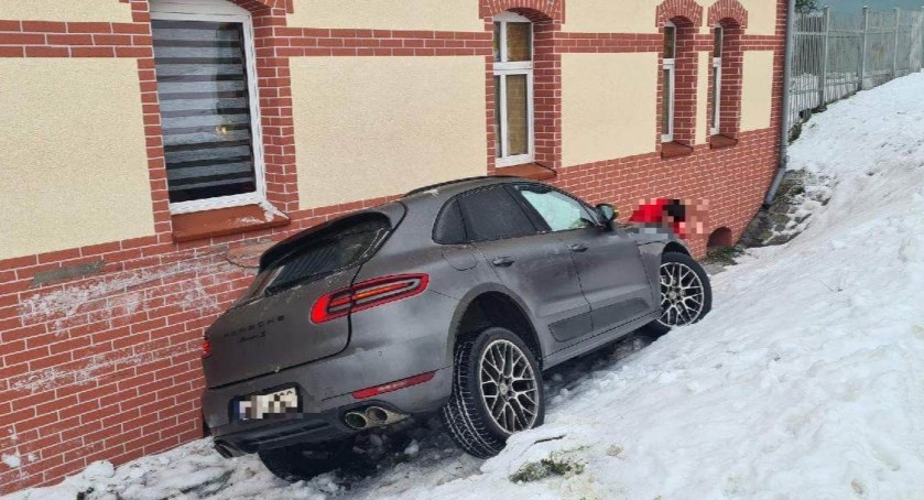 Ślisko na ulicach. Porsche uderzyło w budynek.