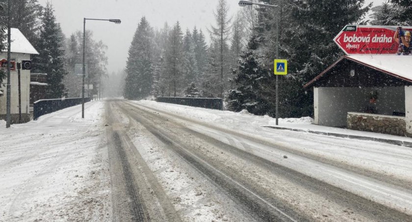 Śnieżyca w Jakuszycach. Czeskie służby zamykają przejście graniczne dla pojazdów ciężarowych.