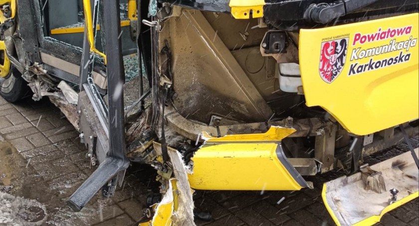 Autobus uderzył w mur. Utrudnienia na DK 3 w Piechowicach