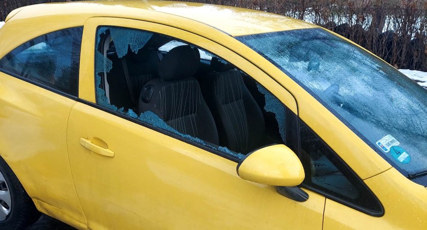 KANS nie zapewnia miejsc parkingowych. Samochody studentów są notorycznie okradane i dewastowane