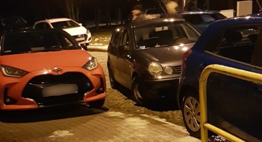 Mistrzowie Parkowania - Czerwona Toyota na środku chodnika
