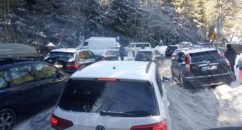 Najazd turystów na Karkonosze. Parkują gdzie popadnie.