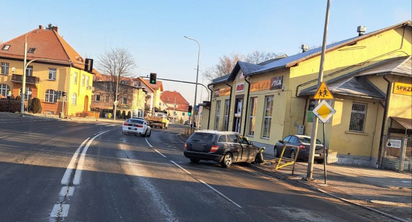 Mercedesem w barierki. Uwaga, na drogach miejscami jest bardzo ślisko