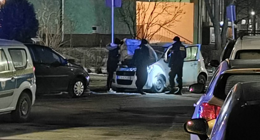 Samochód stoi i trąbi na jeleniogórskim zabobrzu