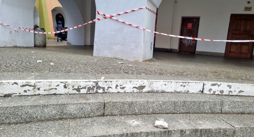 Z kamienicy na Placu Ratuszowym sypie się elewacja. To duże zagrożenie dla przechodniów