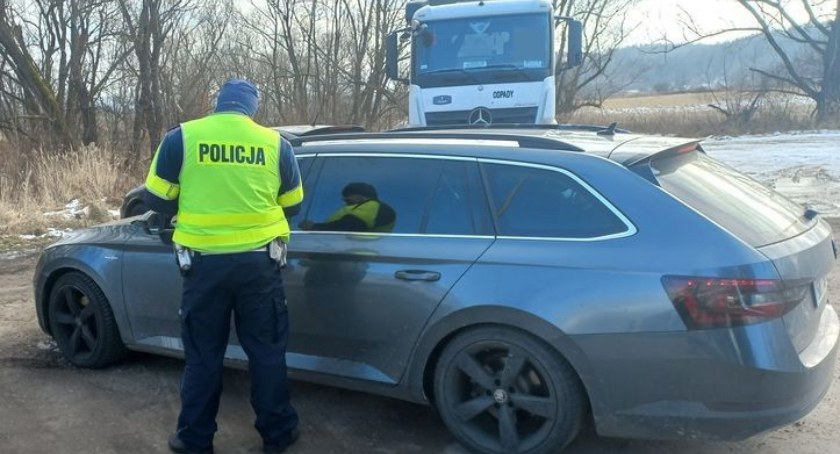 Pieszy kontra pojazd. Policyjna akcja z wykorzystaniem drona