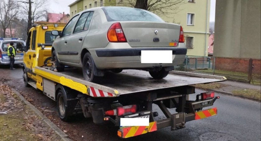 Zapomniane wraki samochodów znikają z ulic Jeleniej Góry