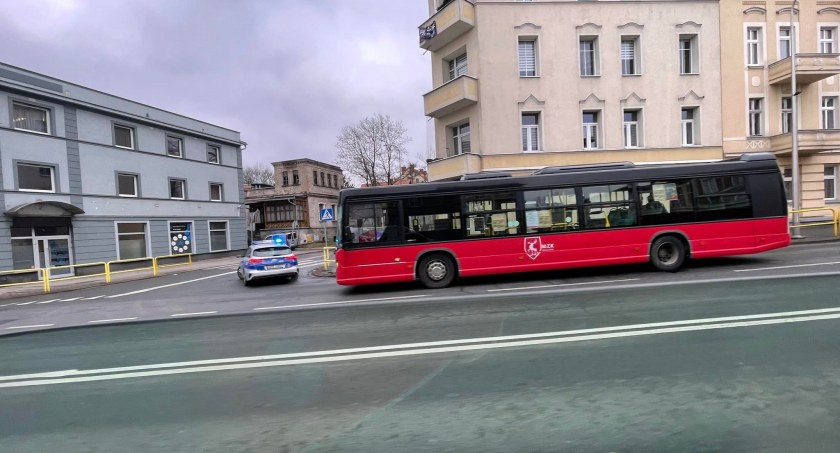 Wymusił pierwszeństwo i uciekł. Poszkodowana kobieta w ciąży