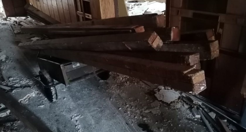 Mieszkańcy Sobieszowa zatrzymani na gorącym uczynku. Kradli drewniane elementy