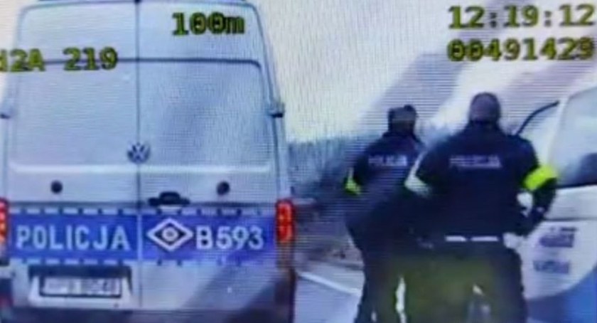 Okazja czyni złodzieja. 34-latek ukradł busa, którym chwilę poźniej spowodował kolizję. Zobacz film z pościgu