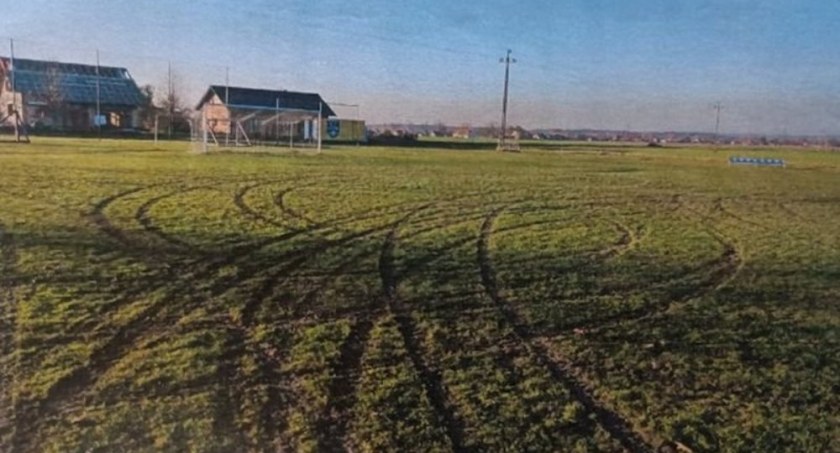 Chciał podriftować i zniszczył murawę stadionu