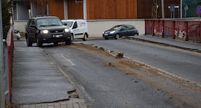 Utrudnienia na drodze pomiędzy Sobieszowem i Podgórzynem. Z ciężarówki wysypywała się ziemia.