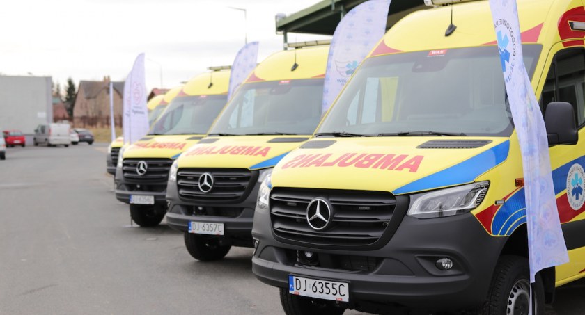 Nowe karetki dla jeleniogórskiego Pogotowia Ratunkowego poświęcone i przekazane