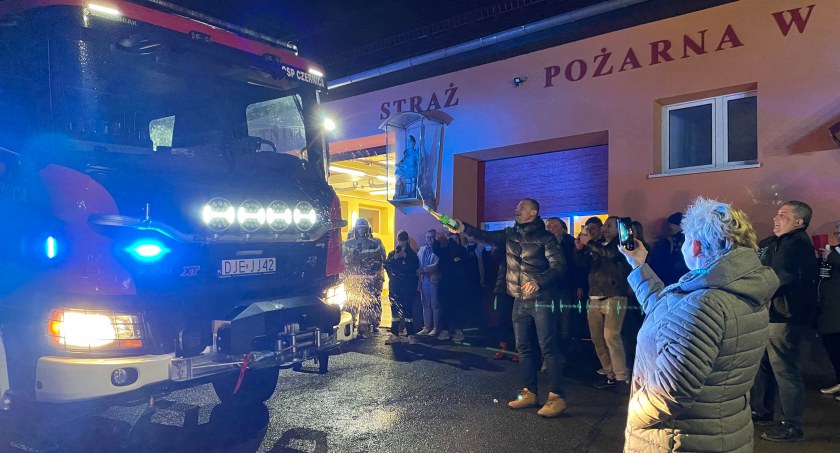 OSP Czernica z nowym wozem ratowniczo-gaśniczym