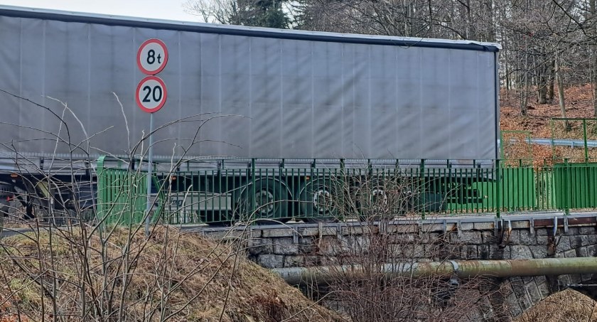 Szklarska Poręba - Zablokowany tir na wiadukcie kolejowym