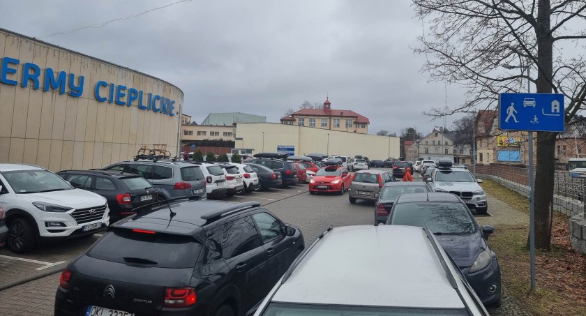 Termy Cieplickie przeżywają turystyczne oblężenie