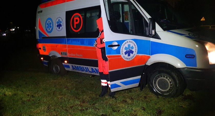Karetka ugrzęzła w błocie. Pomogli strażacy
