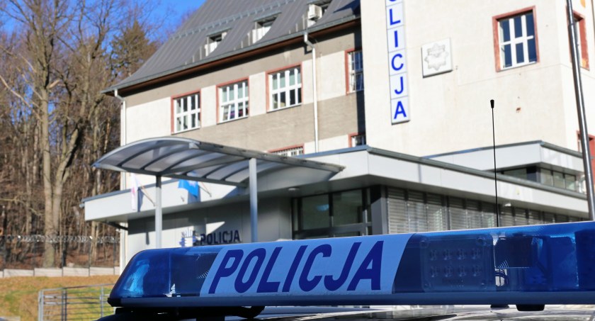 17-latek bez powodu wybił szybę i zniszczył drzwi wejściowe do apteki