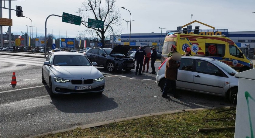 Kolizja na skrzyżowaniu przy dawnym Tesco w Jeleniej Górze