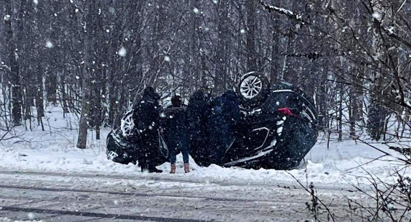 Trudne warunki na drogach. SUV dachował na ośnieżonej drodze