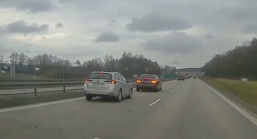Próba wymuszenia odszkodowania przez kierowcę Mercedesa? Zobacz nagranie z absurdalnej sytuacji