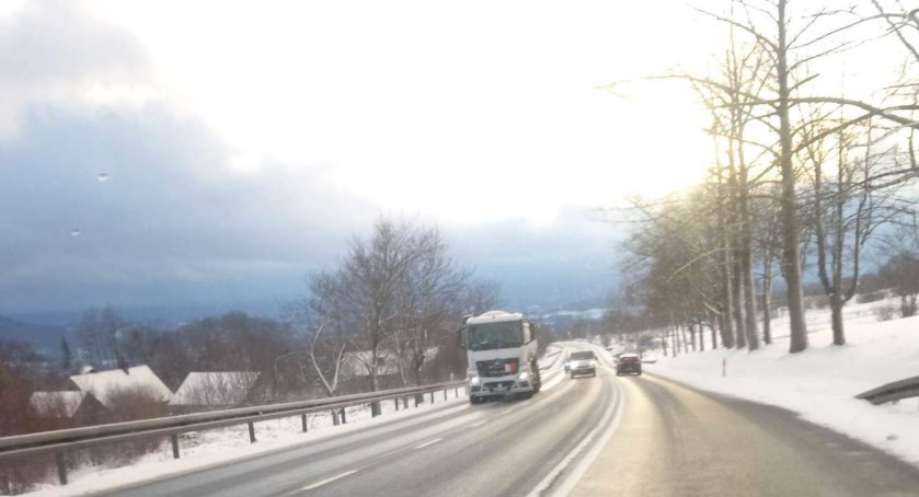 Bardzo trudne warunki do jazdy w regionie. Na drogach lodowisko. Dochodzi do niebezpiecznych sytuacji