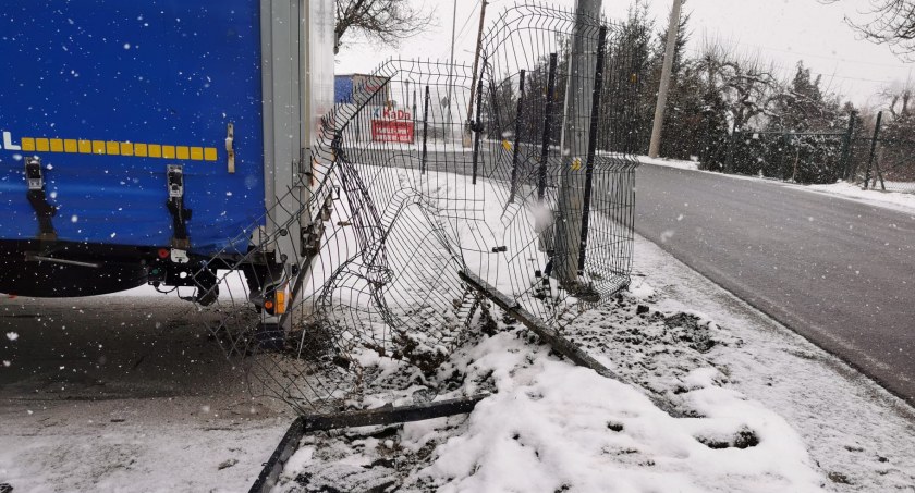Wjechał w latarnię i ogrodzenie. Odjechał z miejsca zdarzenia. Zobacz nagranie