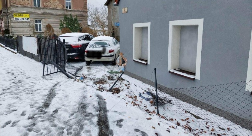 Staranował płot, a następnie uszkodził elewację budynku i zaparkowany samochód