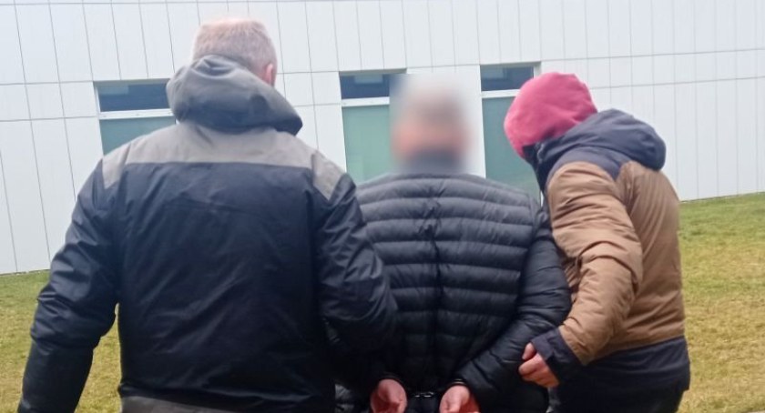 Więzili, bili i przypalali żelazkiem. Grozi im 10 lat więzienia