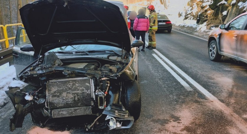 Piechowice : 19-latek nie opanował BMW i uderzył w bariery