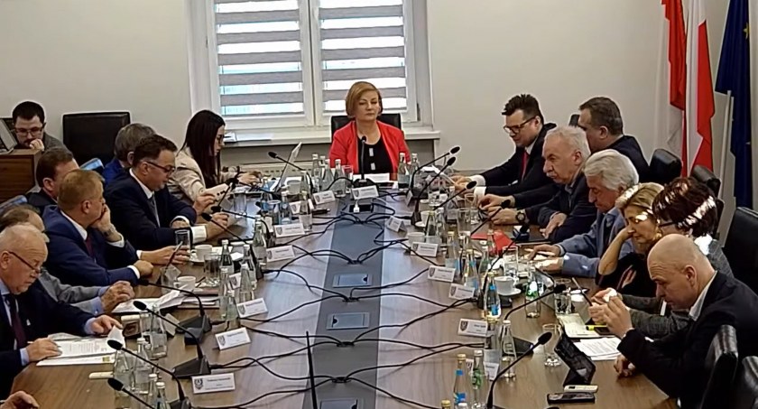 Ciąg dalszy personalnych roszad w radzie powiatu karkonoskiego. Starosta twierdzi, że to dla dobra mieszkańców.